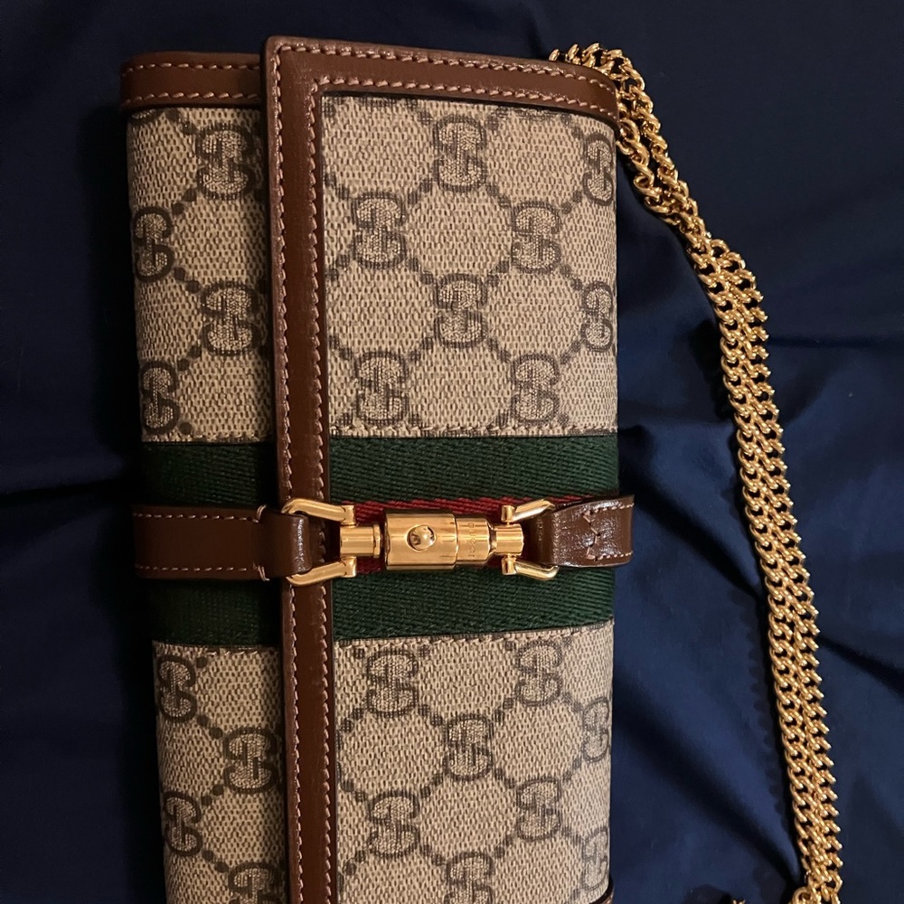 Brand new never used Gucci chain wallet with removable chain.
